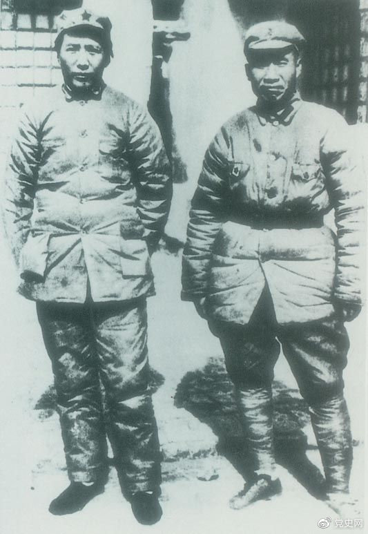 　　1937年7月7日，盧溝橋事變爆發。8日，中(zhōng)共中(zhōng)央通電(diàn)全國，号召結成民族統一(yī)戰線抵抗日本侵略者。圖爲1936年冬毛澤東和朱德在陝北(běi)。